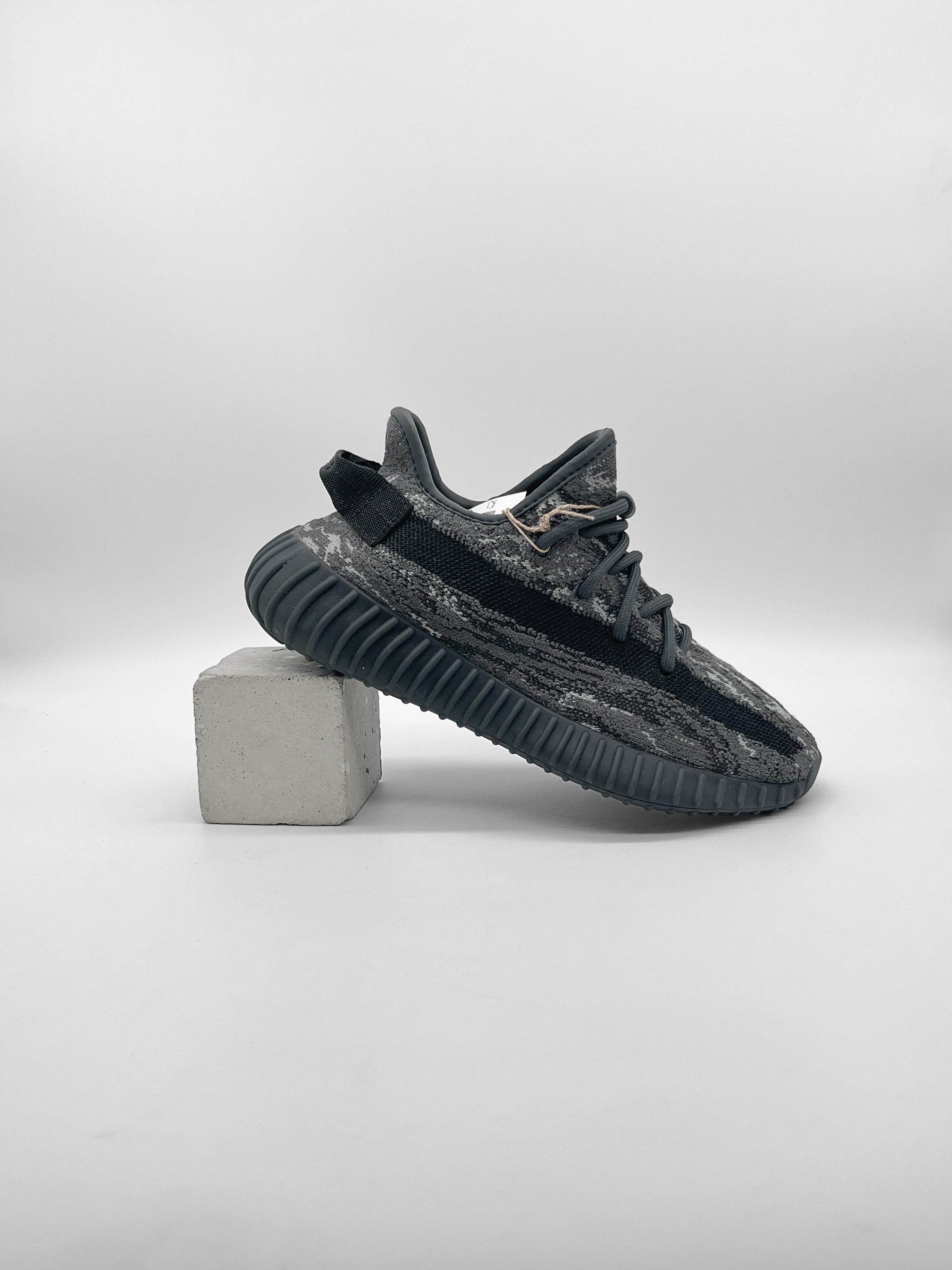 ●BLACK RODG & L. REEZY adidas Yeezy Boost 350 V2 Core Black Red Is Restocking August 10